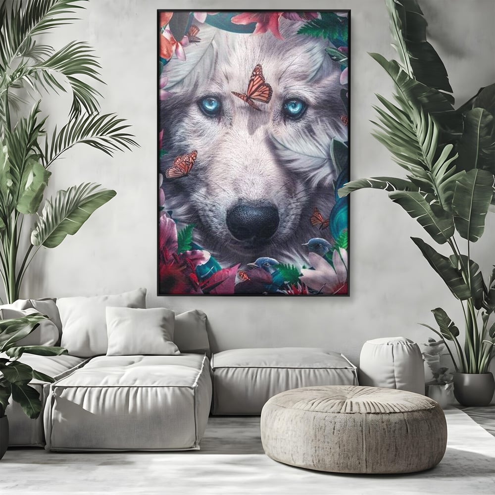 Tablou canvas cu tablou canvas cu lup alb si fluturi, in rama de aluminiu negru, pe perete intr-un living
